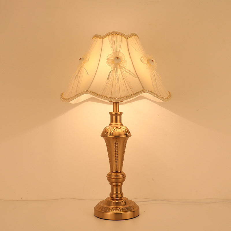 Zeitgenössische skandinavische Blumen-Eisenstoff 1-Licht Tischlampe für das Schlafzimmer 