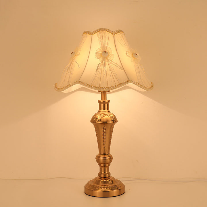 Zeitgenössische skandinavische Blumen-Eisenstoff 1-Licht Tischlampe für das Schlafzimmer 