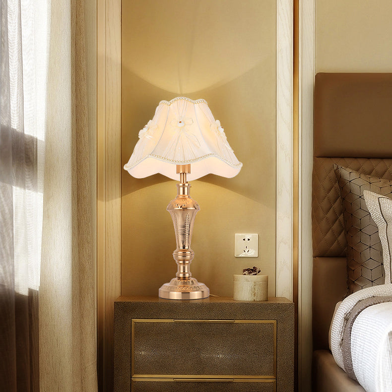 Zeitgenössische skandinavische Blumen-Eisenstoff 1-Licht Tischlampe für das Schlafzimmer 
