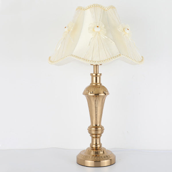 Zeitgenössische skandinavische Blumen-Eisenstoff 1-Licht Tischlampe für das Schlafzimmer 