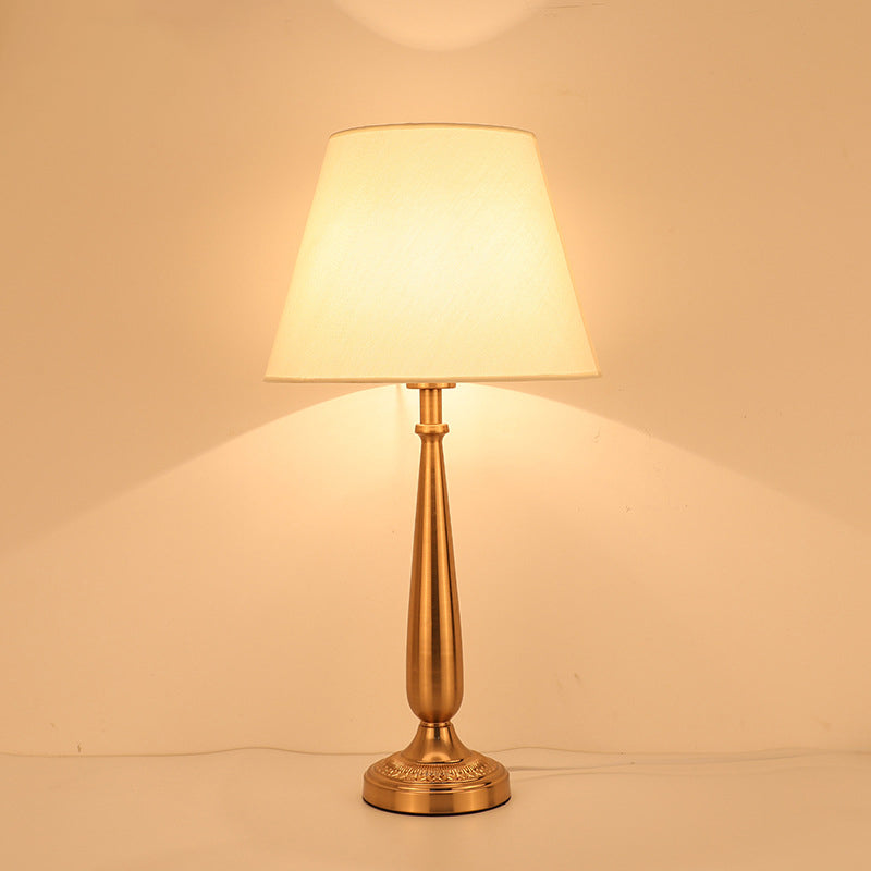 Zeitgenössische skandinavische Blumen-Eisenstoff 1-Licht Tischlampe für das Schlafzimmer 