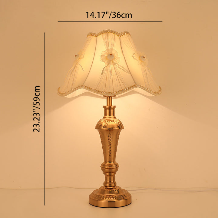 Zeitgenössische skandinavische Blumen-Eisenstoff 1-Licht Tischlampe für das Schlafzimmer 