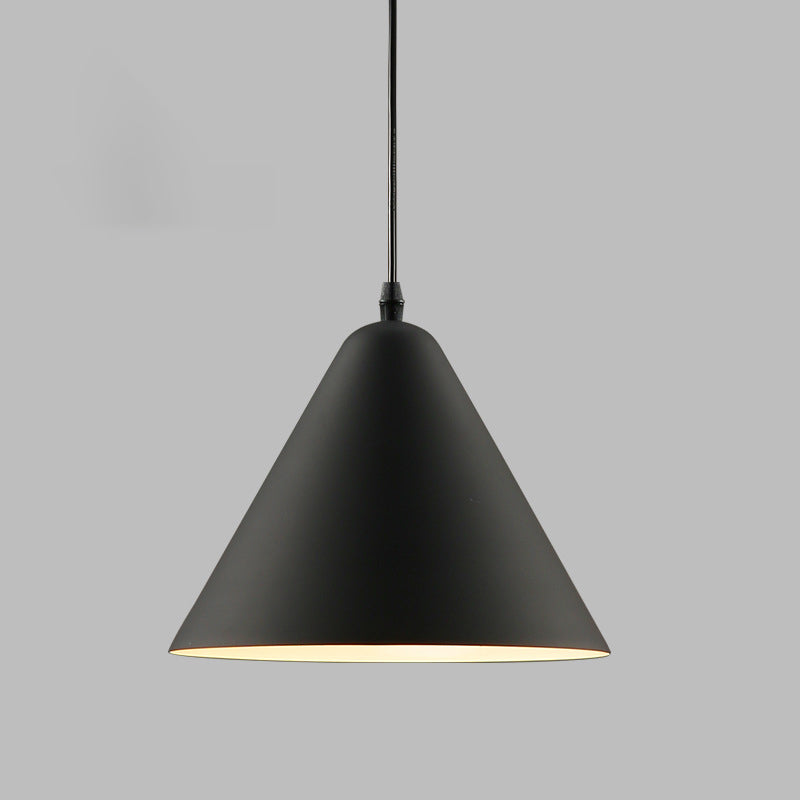 Suspension lumineuse moderne minimaliste en forme de cône triangulaire en fer et aluminium à 1 lumière pour salle à manger 