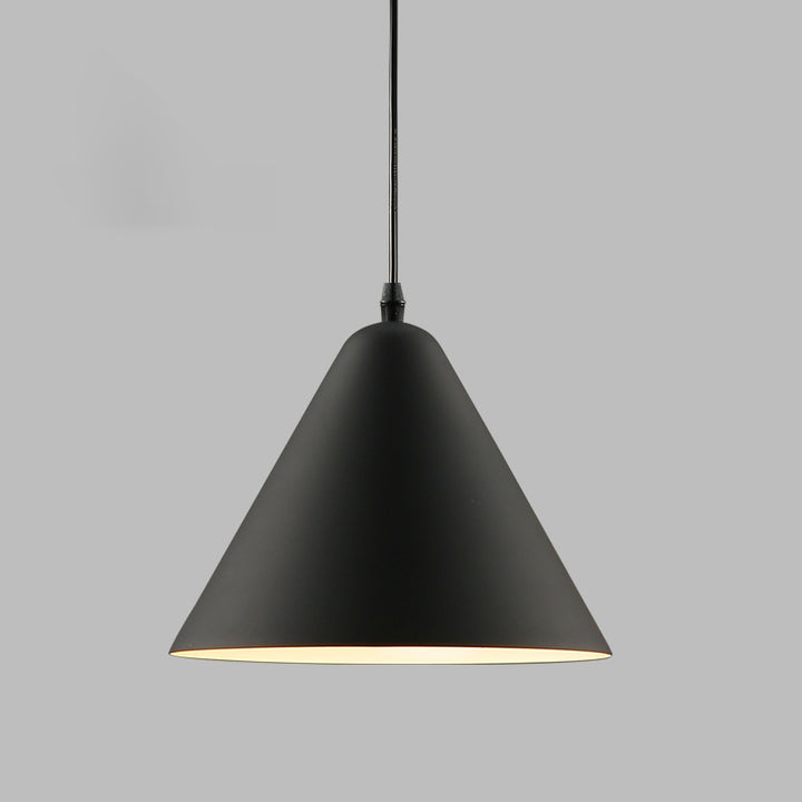 Suspension lumineuse moderne minimaliste en forme de cône triangulaire en fer et aluminium à 1 lumière pour salle à manger 