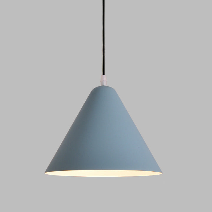 Suspension lumineuse moderne minimaliste en forme de cône triangulaire en fer et aluminium à 1 lumière pour salle à manger 