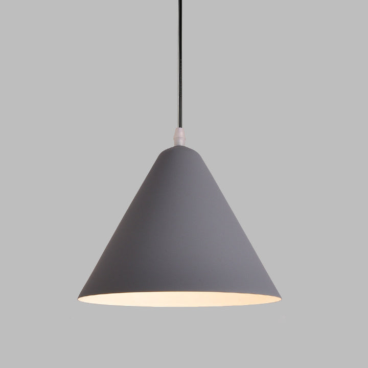Suspension lumineuse moderne minimaliste en forme de cône triangulaire en fer et aluminium à 1 lumière pour salle à manger 