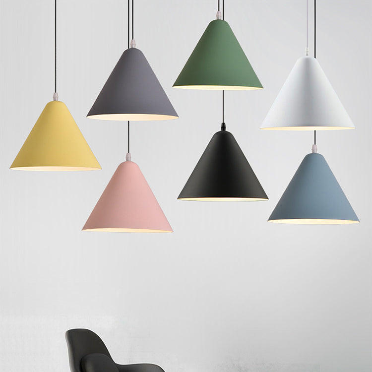 Lámpara colgante moderna minimalista de cono triangular de hierro y aluminio de 1 luz para comedor 