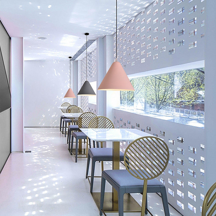 Suspension lumineuse moderne minimaliste en forme de cône triangulaire en fer et aluminium à 1 lumière pour salle à manger 