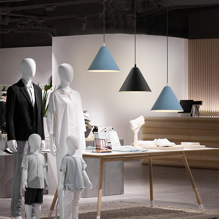 Suspension lumineuse moderne minimaliste en forme de cône triangulaire en fer et aluminium à 1 lumière pour salle à manger 