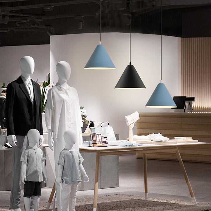Suspension lumineuse moderne minimaliste en forme de cône triangulaire en fer et aluminium à 1 lumière pour salle à manger 