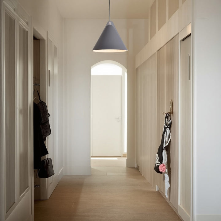 Suspension lumineuse moderne minimaliste en forme de cône triangulaire en fer et aluminium à 1 lumière pour salle à manger 