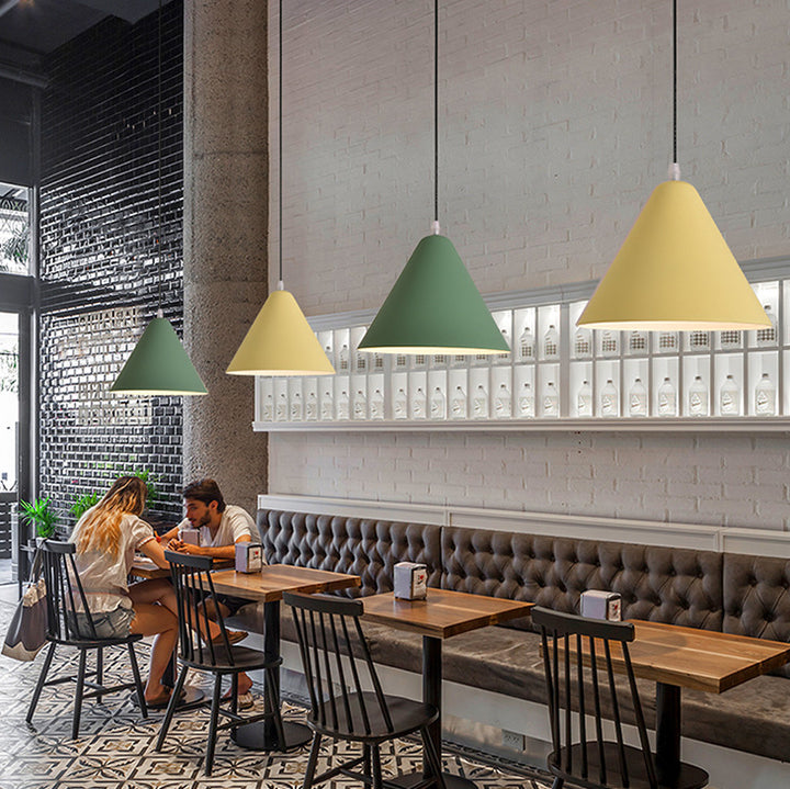 Suspension lumineuse moderne minimaliste en forme de cône triangulaire en fer et aluminium à 1 lumière pour salle à manger 