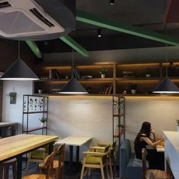 Lámpara colgante moderna minimalista de cono triangular de hierro y aluminio de 1 luz para comedor 