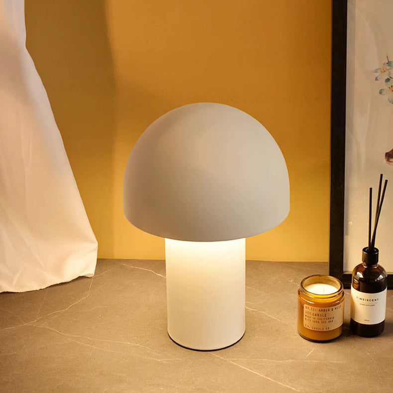 Moderne minimalistische Pilz-Eisen-Acryl 1-Licht-Tischlampe für das Schlafzimmer 