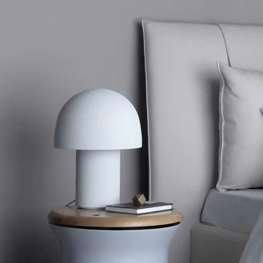 Moderne minimalistische Pilz-Eisen-Acryl 1-Licht-Tischlampe für das Schlafzimmer 