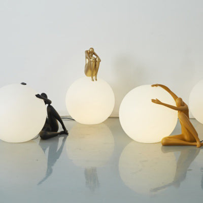 Moderne Art-Déco-Person, die einen Sitzball umarmt, Harz PE 1-Licht Tischlampe für das Schlafzimmer 