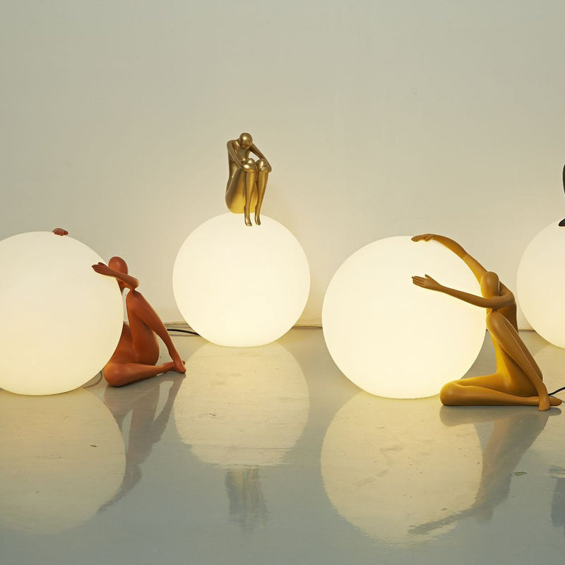 Moderne Art-Déco-Person, die einen Sitzball umarmt, Harz PE 1-Licht Tischlampe für das Schlafzimmer 