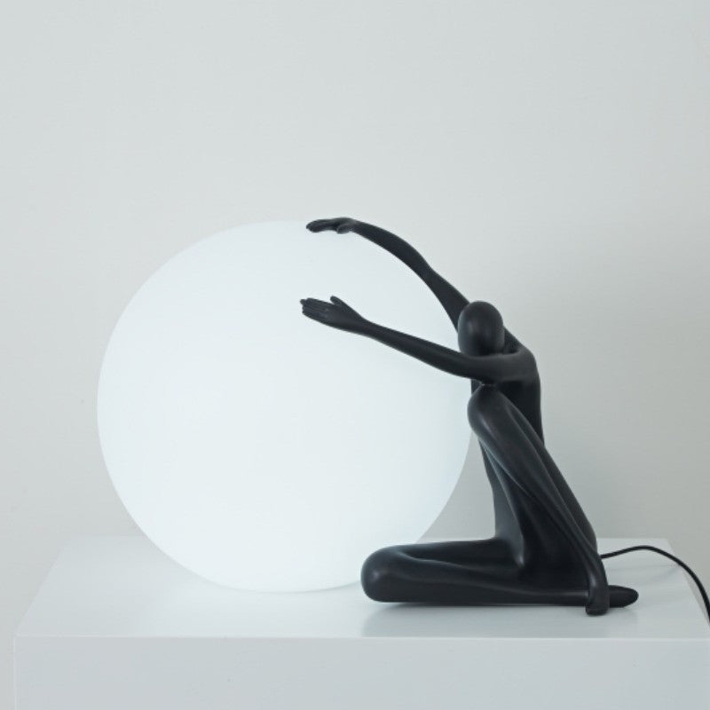Moderne Art-Déco-Person, die einen Sitzball umarmt, Harz PE 1-Licht Tischlampe für das Schlafzimmer 