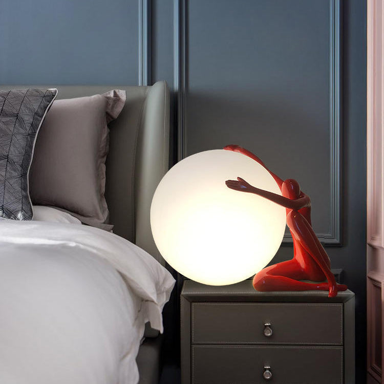 Moderne Art-Déco-Person, die einen Sitzball umarmt, Harz PE 1-Licht Tischlampe für das Schlafzimmer 