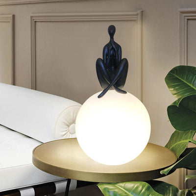 Moderne Art-Déco-Person, die einen Sitzball umarmt, Harz PE 1-Licht Tischlampe für das Schlafzimmer 