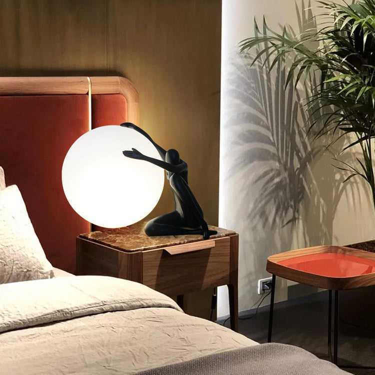 Moderne Art-Déco-Person, die einen Sitzball umarmt, Harz PE 1-Licht Tischlampe für das Schlafzimmer 
