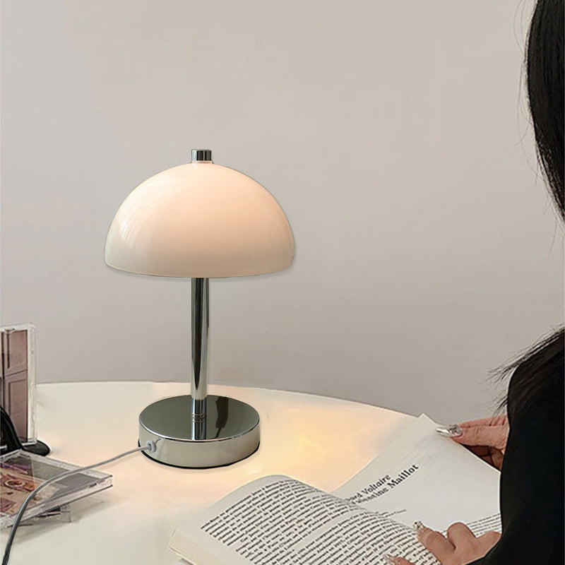 Moderne minimalistische sphärische Halbkugel Eisen Glas 1-Licht Tischlampe für das Schlafzimmer 
