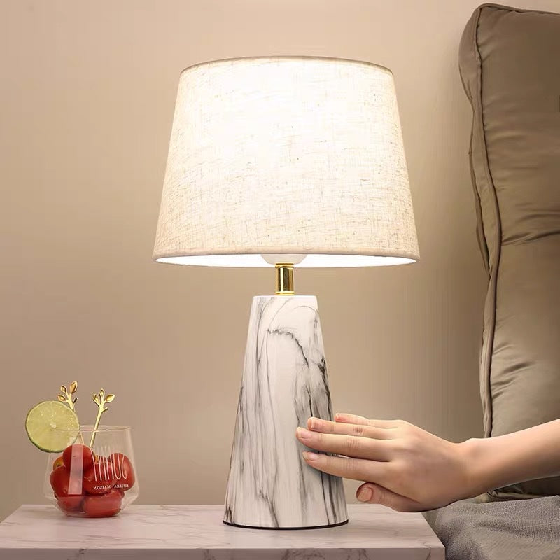 Zeitgenössische skandinavische trapezförmige Basis PVC Stoff Eisen 1-Licht Tischlampe für Schlafzimmer 