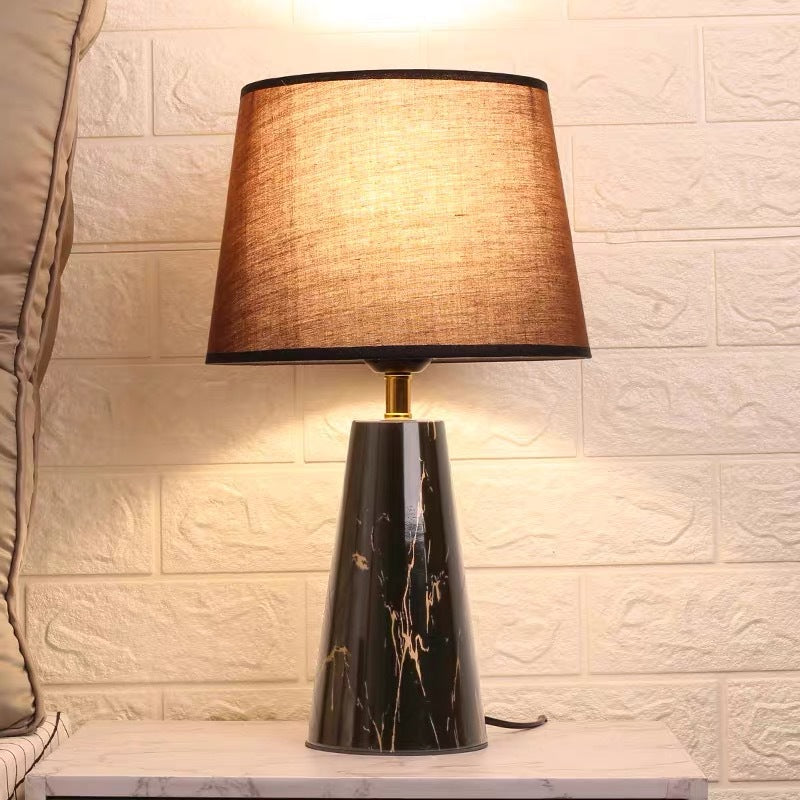 Zeitgenössische skandinavische trapezförmige Basis PVC Stoff Eisen 1-Licht Tischlampe für Schlafzimmer 