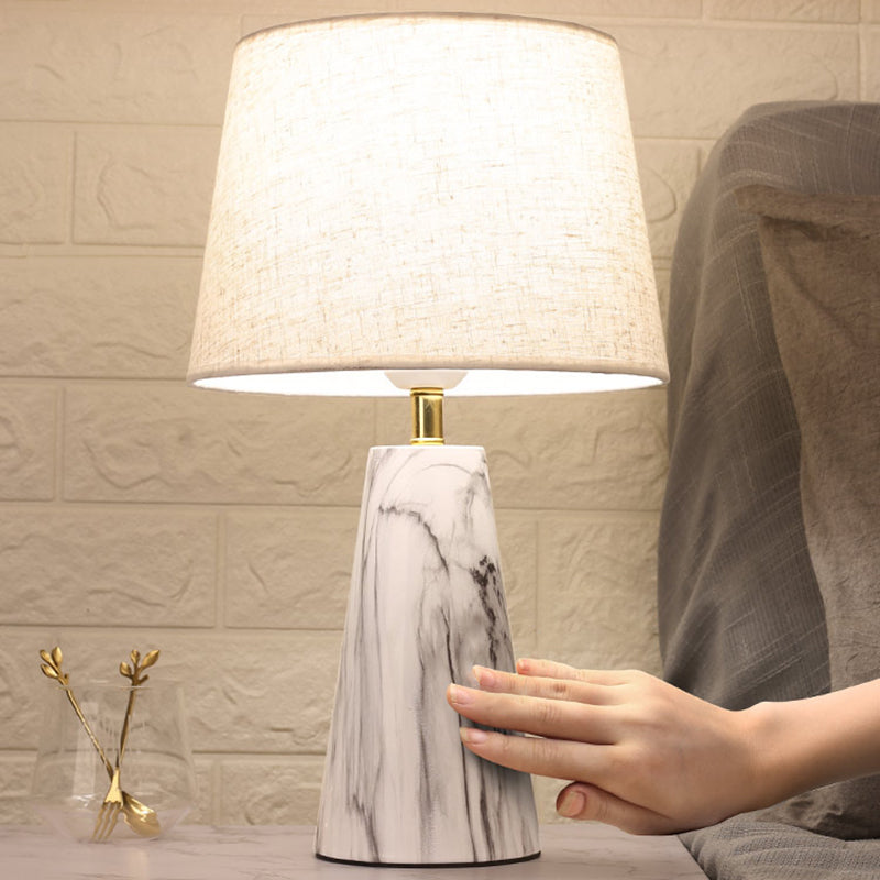 Zeitgenössische skandinavische trapezförmige Basis PVC Stoff Eisen 1-Licht Tischlampe für Schlafzimmer 