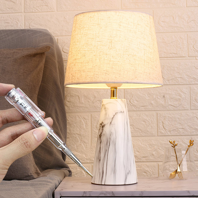 Zeitgenössische skandinavische trapezförmige Basis PVC Stoff Eisen 1-Licht Tischlampe für Schlafzimmer 