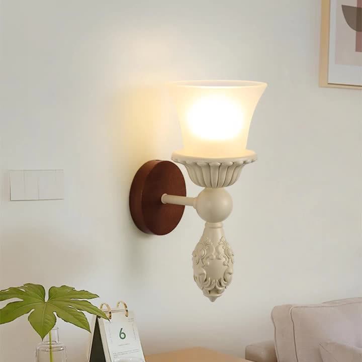 Candelabro de pared de 1 luz de resina de madera francesa tradicional con vidrio tallado para dormitorio y sala de estar 
