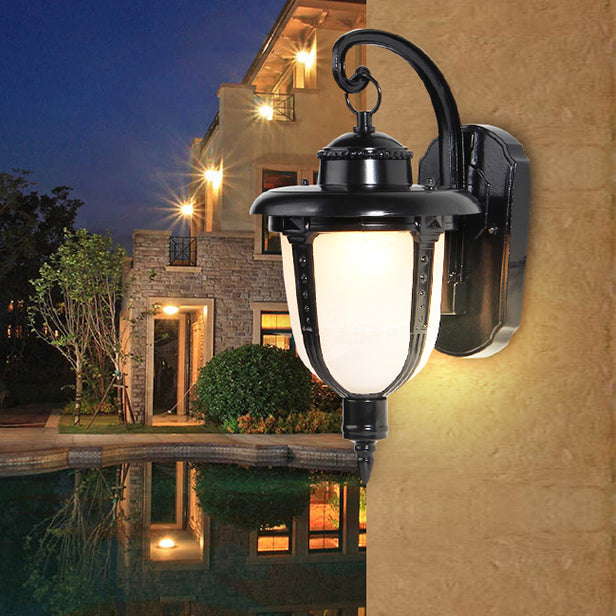 Traditionelle europäische Aluminium- und Glasmuster-Lampenschirm Runde geschnitzte 1-Licht Außenwandleuchte Garten &amp; Balkon 