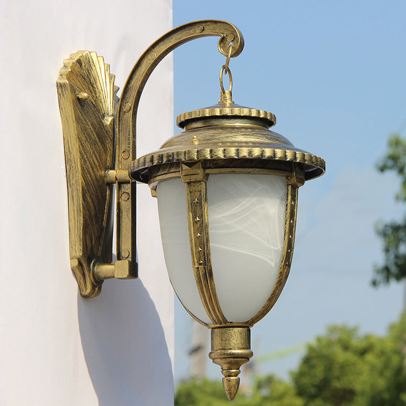 Traditionelle europäische Aluminium- und Glasmuster-Lampenschirm Runde geschnitzte 1-Licht Außenwandleuchte Garten &amp; Balkon 