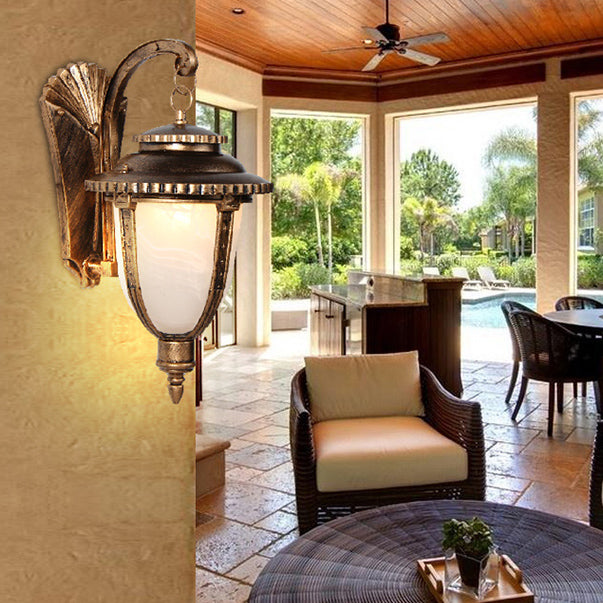 Traditionelle europäische Aluminium- und Glasmuster-Lampenschirm Runde geschnitzte 1-Licht Außenwandleuchte Garten &amp; Balkon 
