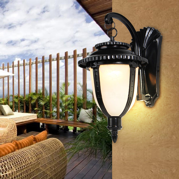 Traditionelle europäische Aluminium- und Glasmuster-Lampenschirm Runde geschnitzte 1-Licht Außenwandleuchte Garten &amp; Balkon 