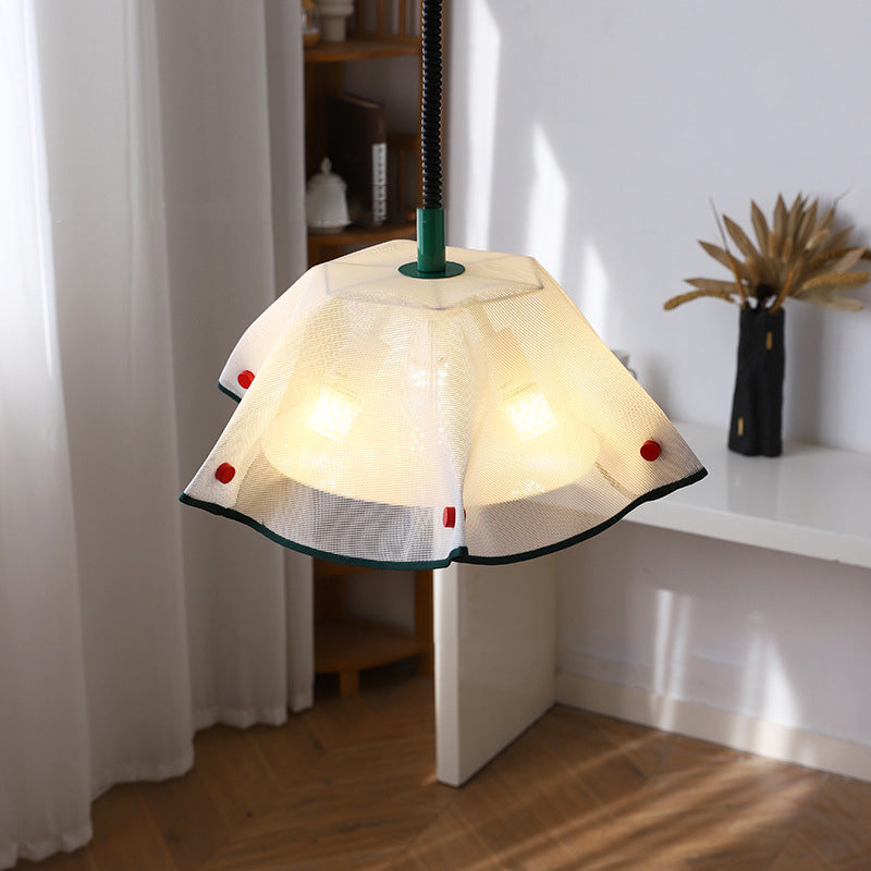 Moderne Mid-Century Eisen-, Acryl- & Stoffblütenblatt geformte 3-Licht Pendelleuchte für Schlafzimmer & Wohnzimmer 