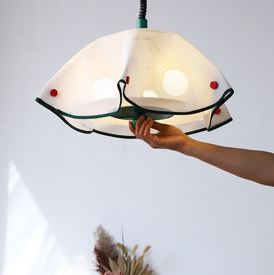 Moderne Mid-Century Eisen-, Acryl- & Stoffblütenblatt geformte 3-Licht Pendelleuchte für Schlafzimmer & Wohnzimmer 