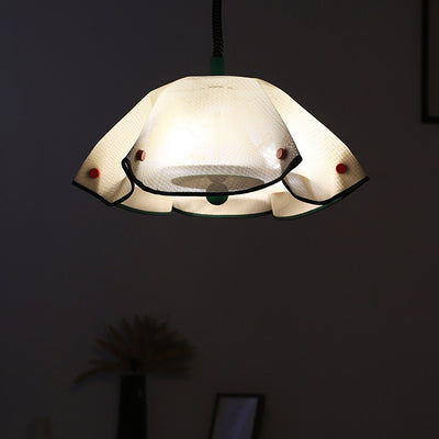 Moderne Mid-Century Eisen-, Acryl- & Stoffblütenblatt geformte 3-Licht Pendelleuchte für Schlafzimmer & Wohnzimmer 