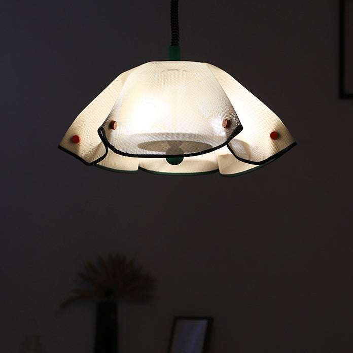 Moderne Mid-Century Eisen-, Acryl- & Stoffblütenblatt geformte 3-Licht Pendelleuchte für Schlafzimmer & Wohnzimmer 