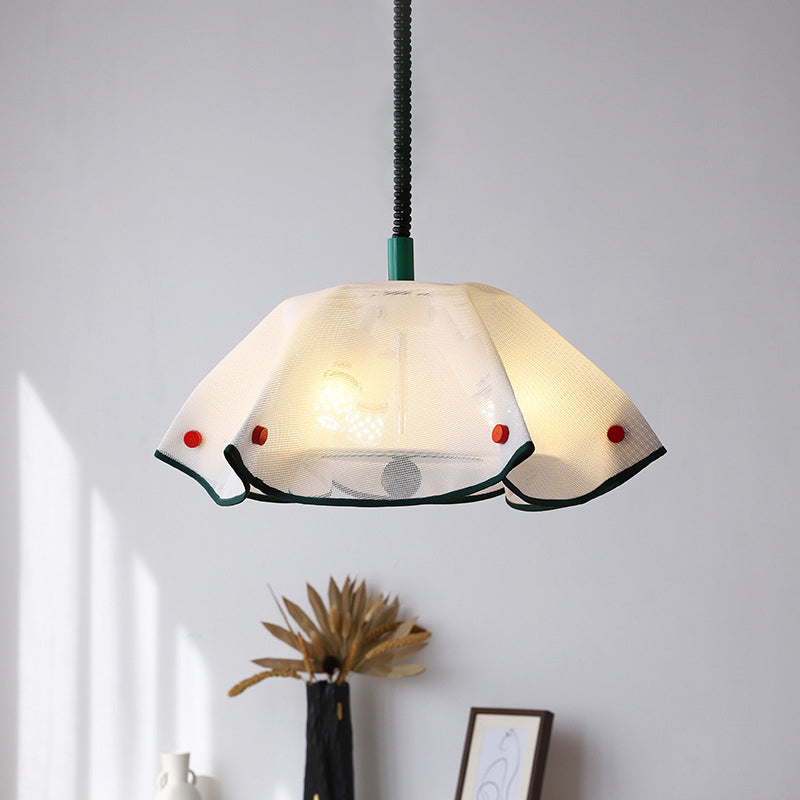 Moderne Mid-Century Eisen-, Acryl- & Stoffblütenblatt geformte 3-Licht Pendelleuchte für Schlafzimmer & Wohnzimmer 