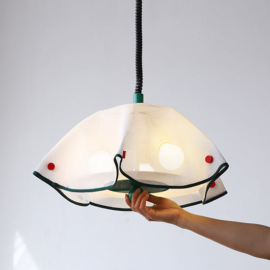 Moderne Mid-Century Eisen-, Acryl- & Stoffblütenblatt geformte 3-Licht Pendelleuchte für Schlafzimmer & Wohnzimmer 