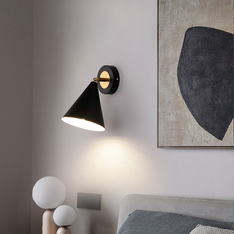 Applique murale moderne minimaliste avec abat-jour conique en fer à 1 lumière rotative pour chambre et salon 