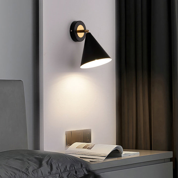 Applique murale moderne minimaliste avec abat-jour conique en fer à 1 lumière rotative pour chambre et salon 
