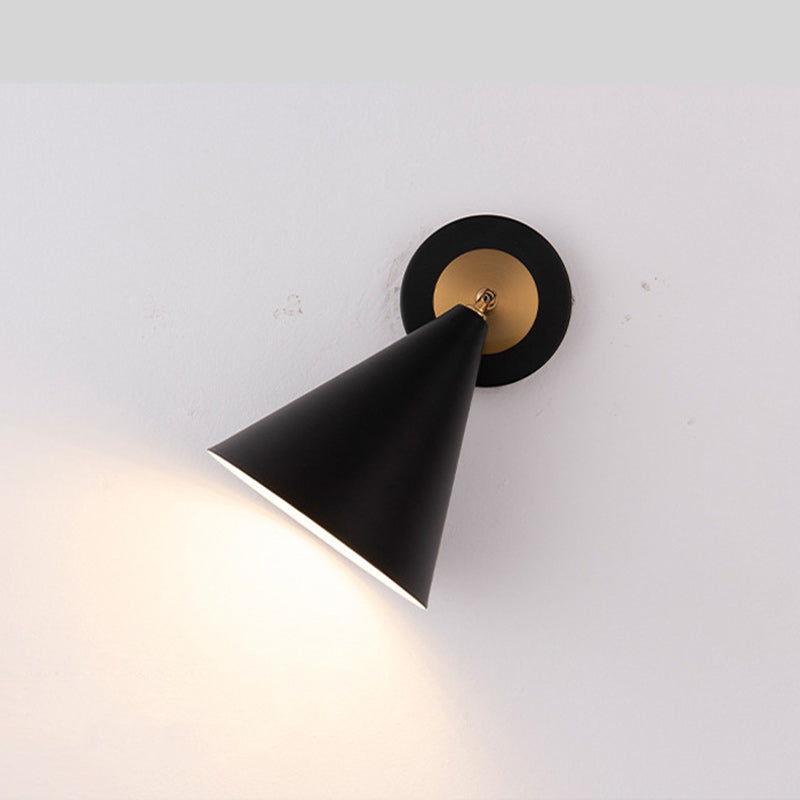 Applique murale moderne minimaliste avec abat-jour conique en fer à 1 lumière rotative pour chambre et salon 