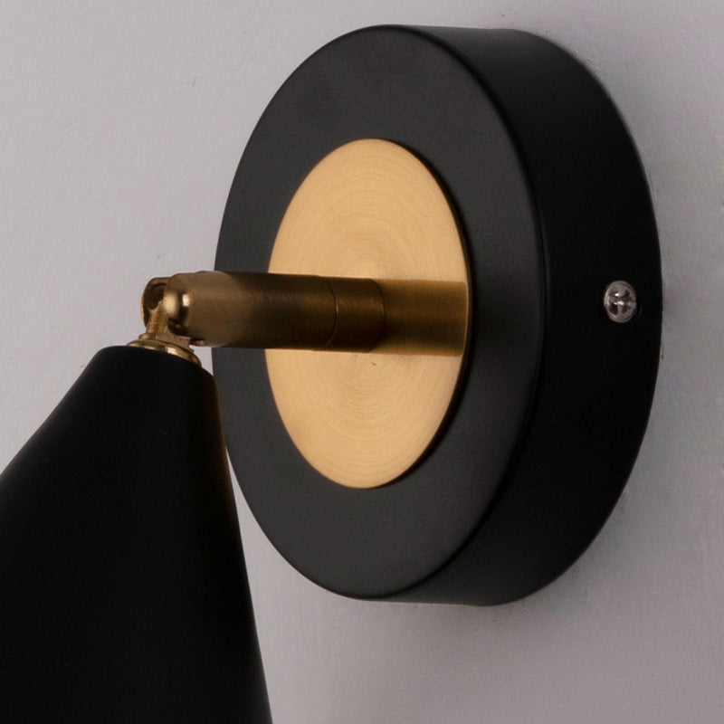 Applique murale moderne minimaliste avec abat-jour conique en fer à 1 lumière rotative pour chambre et salon 