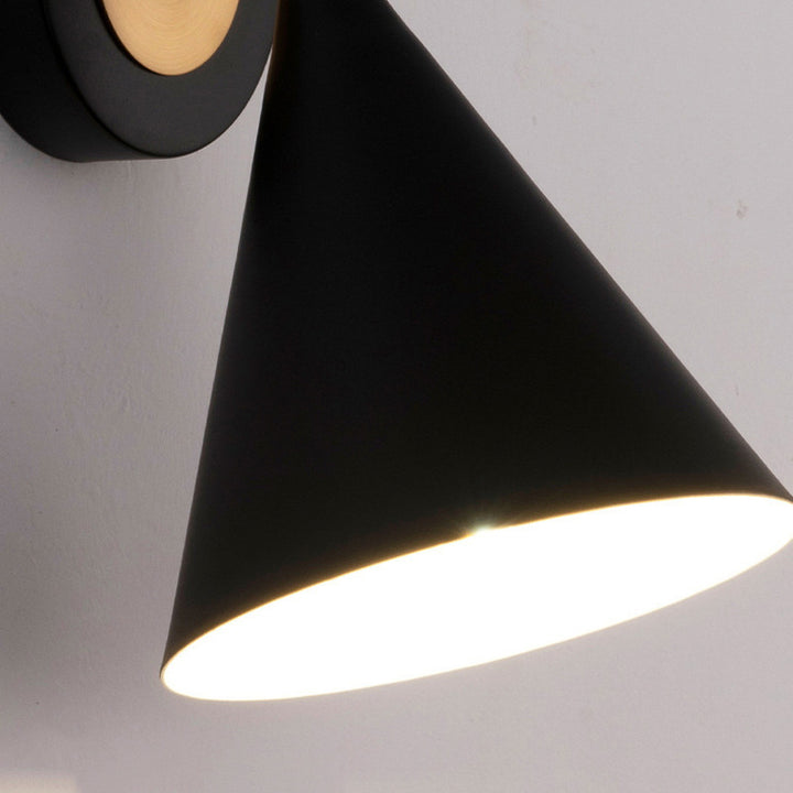 Applique murale moderne minimaliste avec abat-jour conique en fer à 1 lumière rotative pour chambre et salon 