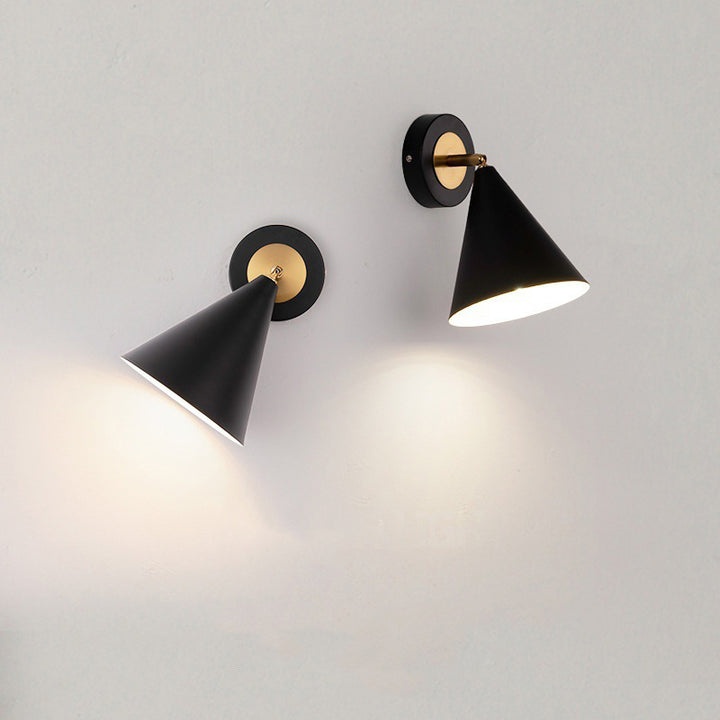 Applique murale moderne minimaliste avec abat-jour conique en fer à 1 lumière rotative pour chambre et salon 