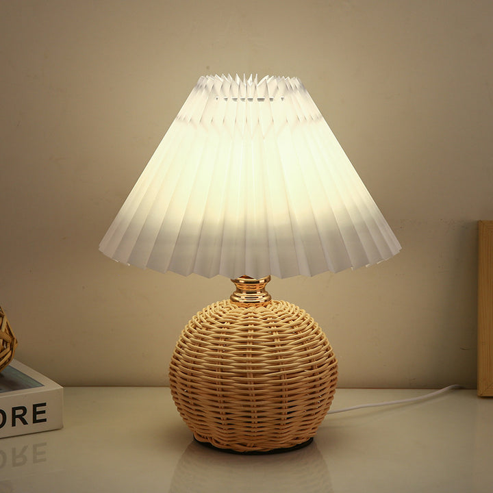 Lampe de table LED moderne Art Déco en rotin et abat-jour plissé en tissu pour chambre et salon 