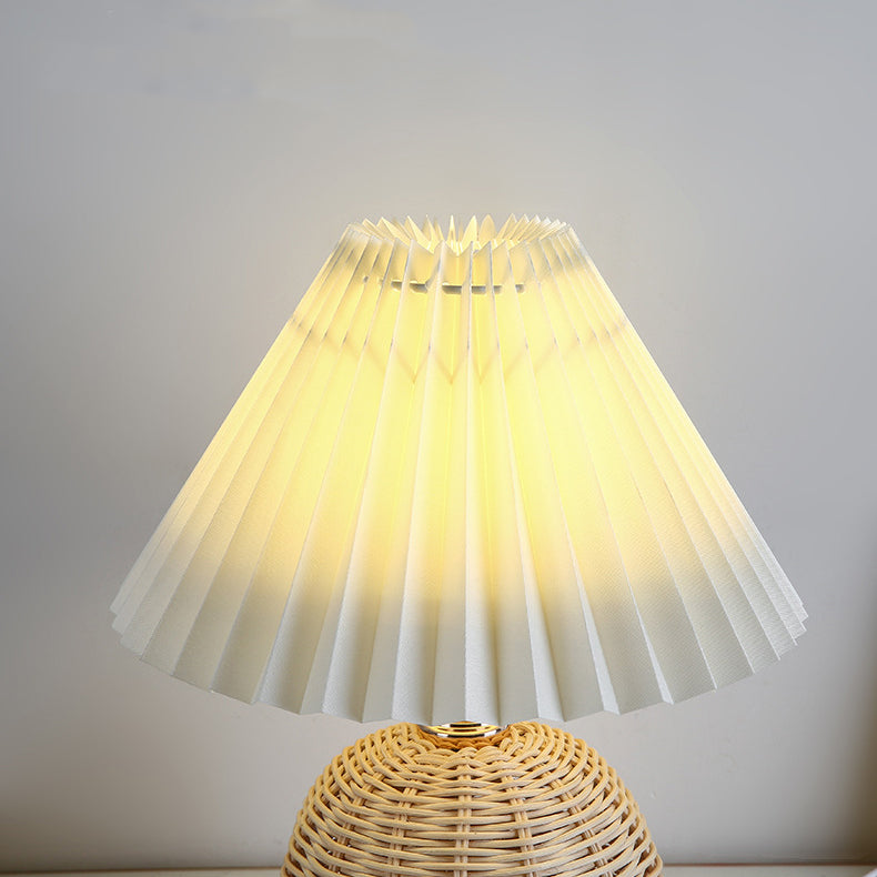 Lampe de table LED moderne Art Déco en rotin et abat-jour plissé en tissu pour chambre et salon 