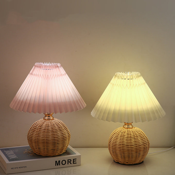 Lampe de table LED moderne Art Déco en rotin et abat-jour plissé en tissu pour chambre et salon 